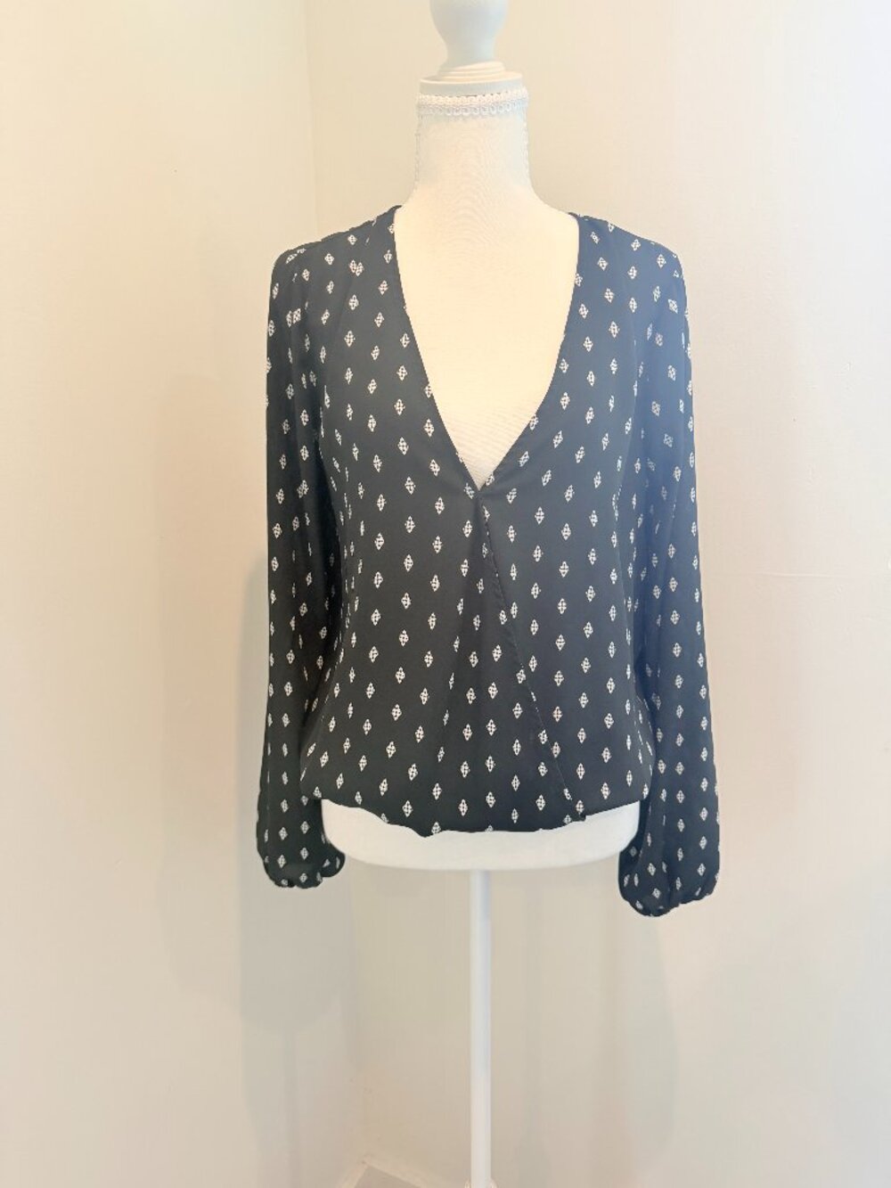 Vixbe Boho Sheer Long Sleeve Wrap Top Black Diamond Print Size M
